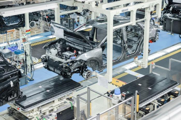 Implementa una manutenzione completa del primo livello per la lavorazione dello stampo CNC